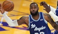 【NBA】レブロン、コートが狭く見える“高速チェストパス”に米メディア称賛「ダーツ投げた」