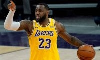 【NBA】レブロンも驚愕「これは脅威だ！」　味方のダイブ2連発“決死ディフェンス”に米興奮