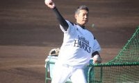 鷹・小久保ヘッドが初の打撃投手登板　期待のリチャードに「へばっとんか！」