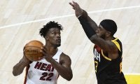 バックスに続きヒートに完勝したジャズ、ジミー・バトラーを抑えたロイス・オニールに称賛の声「彼は戦い抜いた」