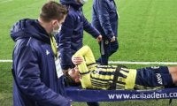 フェネルバフチェのMFエジル 加入６試合目で担架に乗せられ搬送