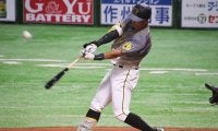 阪神ドラ1佐藤輝、OP戦初打席で衝撃の1号！　石川との“モノノフ”対決を制する