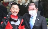 【阪神12R・4歳上2勝】ルーキー小沢大仁騎手が早くも2勝目！師匠の管理馬でも白星あげる