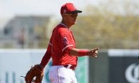 【MLB】背中越しにボールをトス、クセ強め“超変則ゲッツー”にファン絶叫「非現実的だ」