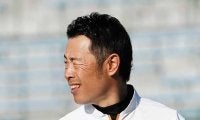 左翼から一塁へ“ビタビタ”送球…　巨人亀井の大遠投に「まだまだ強肩健在で嬉しい」