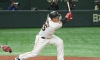 巨人打線が初回から猛攻、4番岡本は体勢崩しながら驚異のフェンス直二塁打