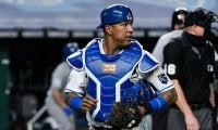 【MLB】膝をついたままの捕手が「なんてキャノンだ」　牽制で刺された一塁走者は唖然…