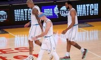 【NBA】レイカーズ守備陣、なぜか相手ダンクの“花道”作る　米困惑「何だよこれ」「酷い」
