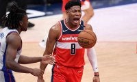 【NBA】「八村塁がハンマーを落とした」　203cm相手を弾き飛ばした“絶叫ダンク”に米興奮