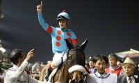 【海外競馬】ドバイのモハメド殿下がアーモンドアイ陣営を表彰、ルメール騎手がベストジョッキーに