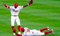 【MLB】もはやグラブ不要？　意地でも落球を許さない“胸キャッチ”が「クレイジー」