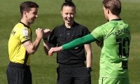 サッカーの母国イングランドで初の女性主審が誕生！「プロフェッショナルのパフォーマンス」
