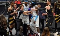 【NBA】乱闘で“すくい投げ”炸裂　怒った反撃に米熱狂「悪いけど面白いな」「WWEみたいだ」