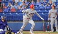 【MLB】大谷翔平、第1打席で右翼線三塁打＆4試合連続安打！　開始2時間40分遅れも集中力切れず