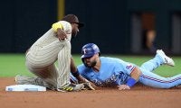 【MLB】二塁手前でスイミング？　超絶技巧のスライディングが「クレイジー」「魔法使い」