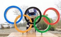 東京五輪開幕まで100日。大会マスコット像と五輪シンボルモニュメントを披露
