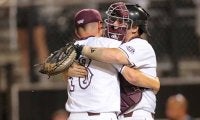 座ったままサイドスローで二盗阻止　米大学生捕手の鬼肩は「まさに異常」