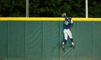 「仲間は死ぬほど笑ってた」本塁打を追いフェンス突き破った赤面大学生が話題