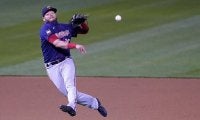 【MLB】打球がグラブにすっぽり…捕球したのに投げられない野手のアタフタぶりが「気の毒」