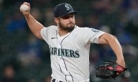 【MLB】空振りしたボールが打者の膝を直撃…　切れすぎる“魔球”が「信じられない」