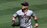 【MLB】ボール争奪→友情芽生える　右翼手＆男の子の“競り合い”に米ファン注目「かっけー」