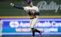 【MLB】「今まで見た中でも最高級」絶妙トス→ジャンピング送球の“華麗すぎるゲッツー”
