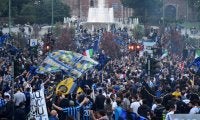 11年ぶりの優勝、インテルサポーター3万人がコロナ禍でもドゥオーモ広場に集結