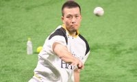 鷹・千賀、座った状態での“50m投球”が「凄い！」　包帯巻いたリハビリ姿に注目