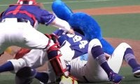 ドアラに襲われたトクサンが“ペコリ謝罪”　あわや直撃の始球式は「論ずるに値しない」
