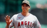 【MLB】大谷翔平が虫と“格闘”　逆転弾後の何気ない場面に米ファン和む「面白い」「ミーム」