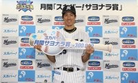 バットが折れたサヨナラ弾！ロッテ・岡大海が「スカパー！サヨナラ賞」を初受賞