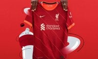 リバプールが来季のホームユニフォームを発表！赤地に“赤”の斜めストライプ