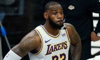 【NBA】レブロンは左肩押さえて苦悶　退場者出た乱闘寸前の事態に米注目「これはちょっと…」