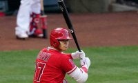 【MLB】大谷翔平、ファウルチップ三振に納得できず？　打席で無表情もベンチ内で憮然