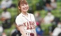 “色白美人売り子”がショーパン制服姿で始球式　豪快ワインドアップで場内から拍手
