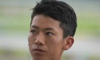 【JRA】落馬負傷の荻野極騎手は右母指・中手骨基部骨折、前額部擦過創の診断
