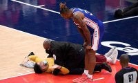 【NBA】八村塁の試合で珍事　乱入ファンへかました“警備員タックル”に反響「クレイジー」