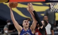 ナゲッツが2OTの激闘を制す…サンズは快勝、ネッツは準決勝へ／NBAプレーオフ