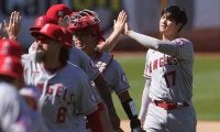 【MLB】大谷翔平、自然と仲間が集まった“ベンチの一幕”に米実況脚光「なんてクールなんだ」