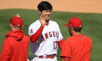 【MLB】続々と集まる仲間たち…　大谷翔平、ベンチ内での“一場面”が「本当にクールです」