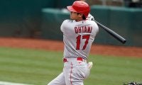 【MLB】大谷翔平、自打球で悶絶直後に185キロ適時二塁打　痛み堪え激走、解説「ロケット」