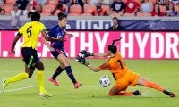 痛い！　女子サッカーGKの“鼻が折れそうな顔面セーブ”に海外衝撃「ハードヒット」