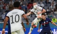 「15秒意識を失った」パヴァール、UEFAは“プレー続行”に対して調査を開始