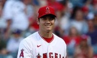 【MLB】大谷翔平がバント処理でダイブ！　投手らしからぬ動きに米記者驚き「彼には感動する」