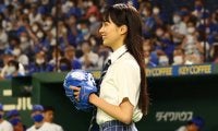 制服のスカートひらり…“旬”の23歳女優は恥ずかしそう　“豪快足上げ”ど緊張始球式