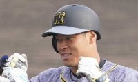 「打球音がおかしい」「何で軽々…」　阪神ドラ1佐藤輝、泳ぎながらの“セ界制覇弾”