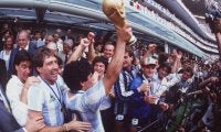 マラドーナ“伝説の5人抜き”から35年…母国のサポーターが天国に叫ぶ