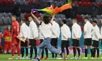 ユーロでLGBTQ支援の旗を持った男性がピッチに侵入、ハンガリーの国歌斉唱中に