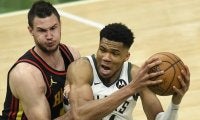 バックスが34点差完勝でシリーズを振り出しに/NBAプレーオフ