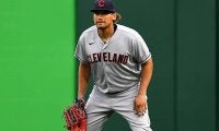 【MLB】激しく激突、吹き飛び悶絶する右翼手…　敵も味方も震撼した交錯プレーが恐怖